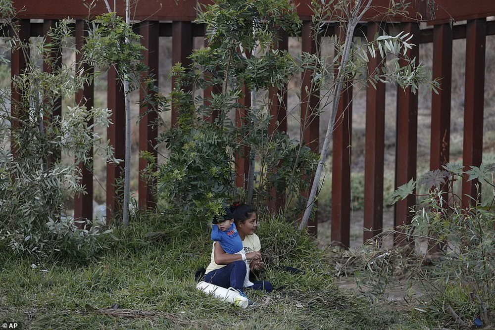 Bố luồn con 8 tháng tuổi qua lỗ đào vội dưới tường biên giới để sang nước Mỹ - Ảnh 3.