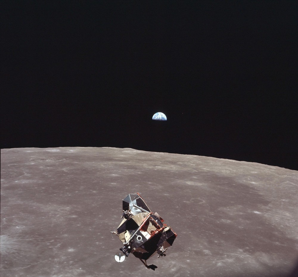 Bí mật cuộc đổ bộ Mặt Trăng đầu tiên của NASA: Kịch bản ám ảnh phi hành gia thứ 3 - Ảnh 1.