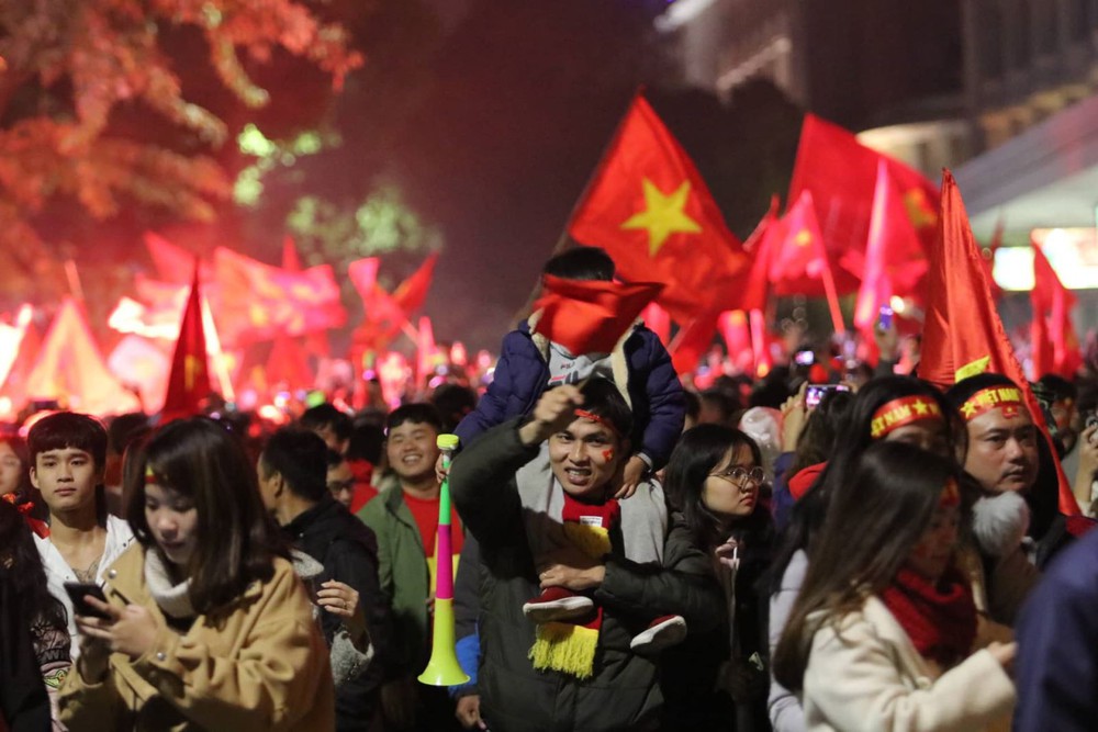 Thủ đô Hà Nội rợp cờ hoa ăn mừng chiến thắng của đội tuyển Việt Nam - Ảnh 3.
