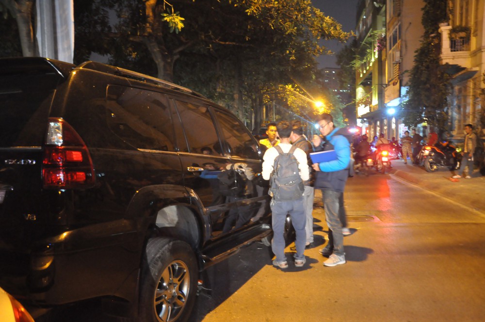 Hiện trường vụ xe sang Lexus đâm hàng chục phương tiện trên phố Hà Nội - Ảnh 2.