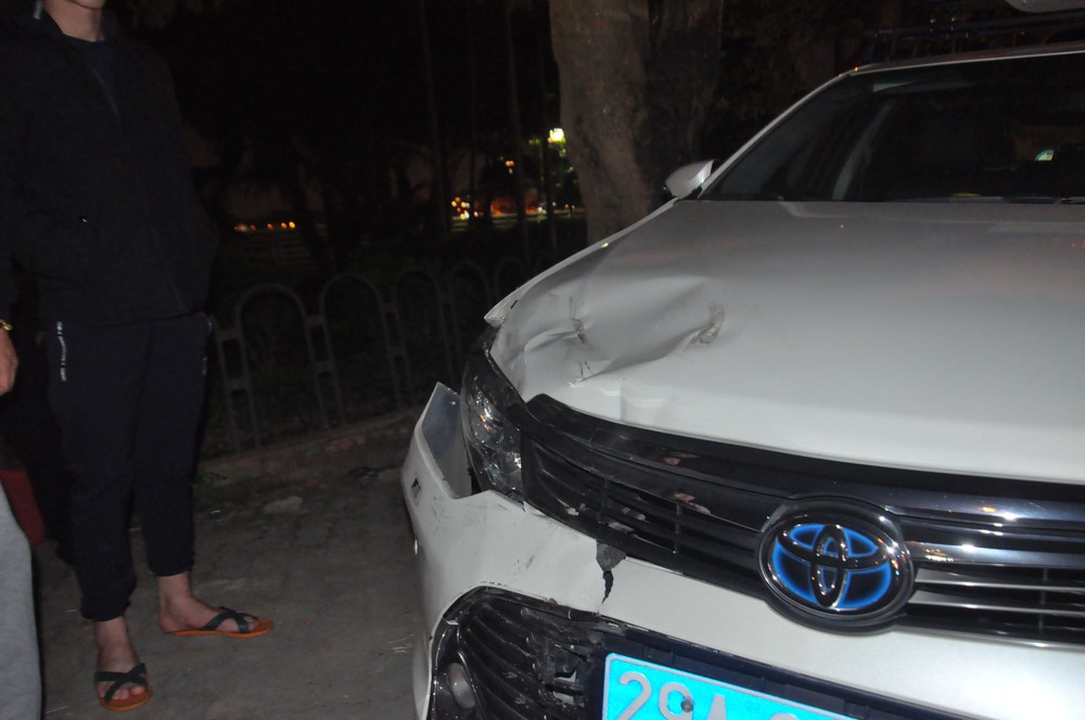 Hiện trường vụ xe sang Lexus đâm hàng chục phương tiện trên phố Hà Nội - Ảnh 14.