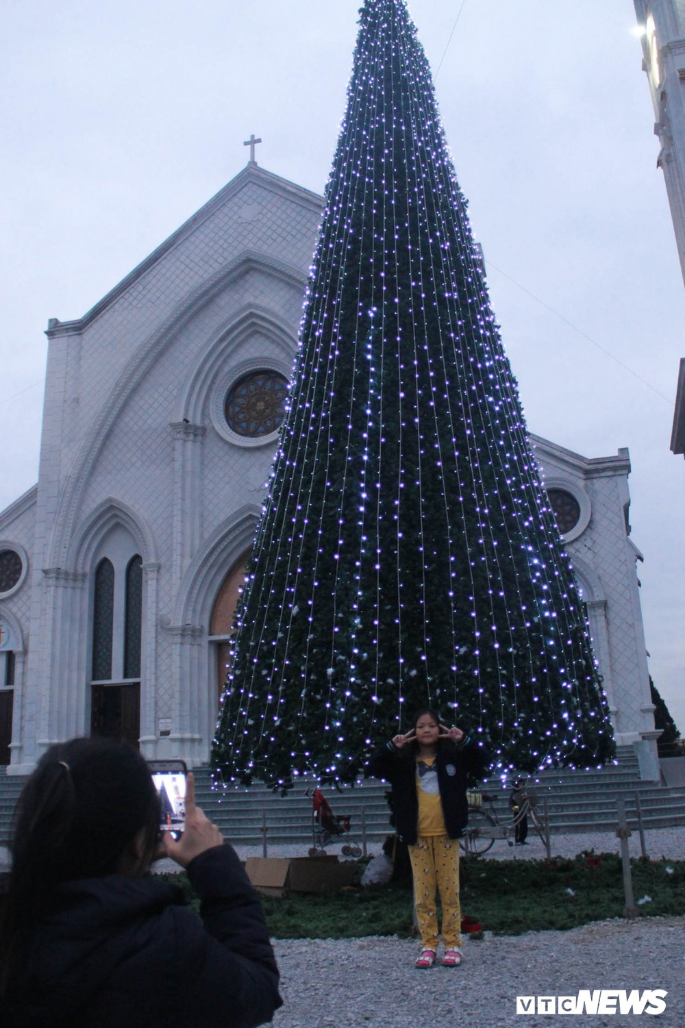 Ảnh: Cây thông Noel khổng lồ cao 12m mừng lễ Giáng sinh ở Hà Nội - Ảnh 10.