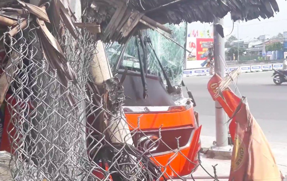 Tai nạn liên hoàn giữa 3 ô tô, xe khách Phương Trang tông gãy cột điện trước cửa quán ăn - Ảnh 1.