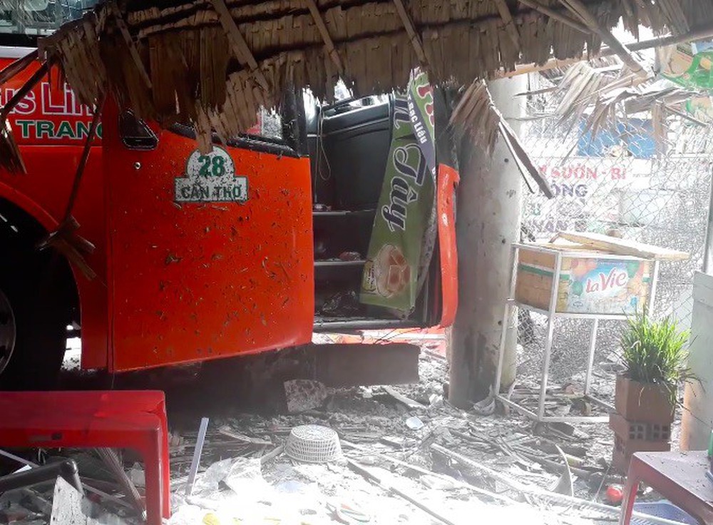 Tai nạn liên hoàn giữa 3 ô tô, xe khách Phương Trang tông gãy cột điện trước cửa quán ăn - Ảnh 3.