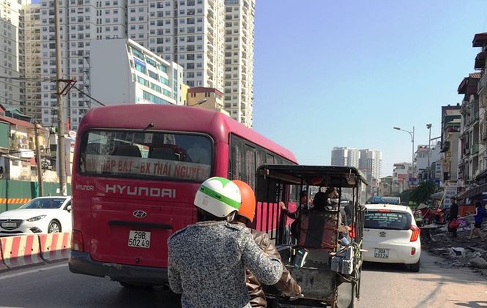 Cận cảnh xe khách tung hoành trái phép trên đường tắc nghẽn của Thủ đô - Ảnh 5.