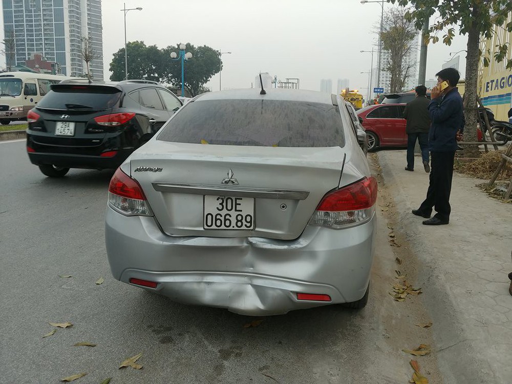 Ô tô đâm liên hoàn trên phố Hà Nội, 2 xe sang Mercedes và BMW hư hỏng nặng - Ảnh 4.