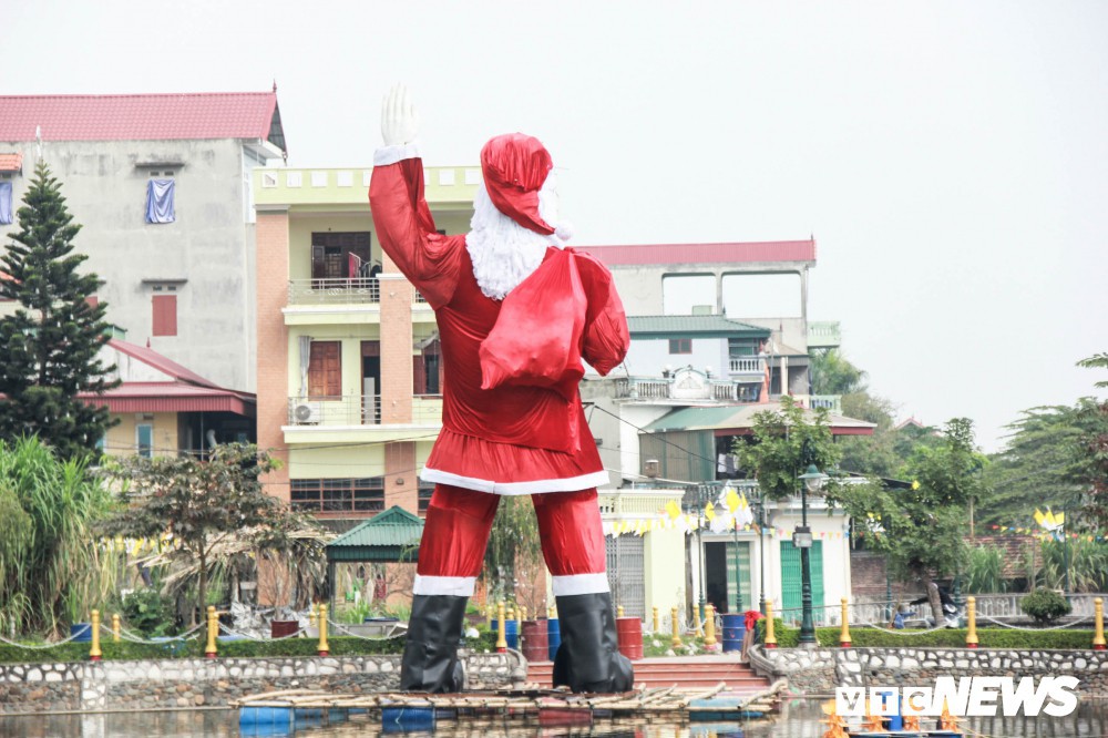 Ảnh: Ông già Noel khổng lồ nổi trên hồ nước ở Hà Nội - Ảnh 3.