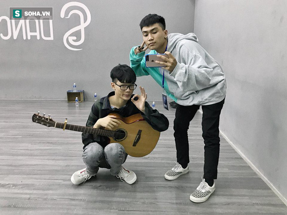 Danh tính chàng trai 18 tuổi sở hữu bản cover khủng - mạng xã hội rần rần tìm kiếm - Ảnh 2.