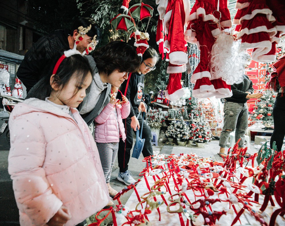 Rực rỡ sắc màu Noel trên đường phố Hà Nội - Ảnh 4.