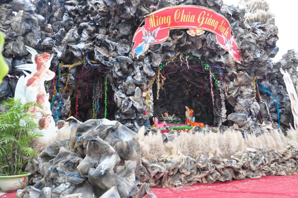 Lạ mắt hang đá đêm Noel được trang trí bể cá, với cá sấu hỏa tiễn 12kg ở Nam Định - Ảnh 6.