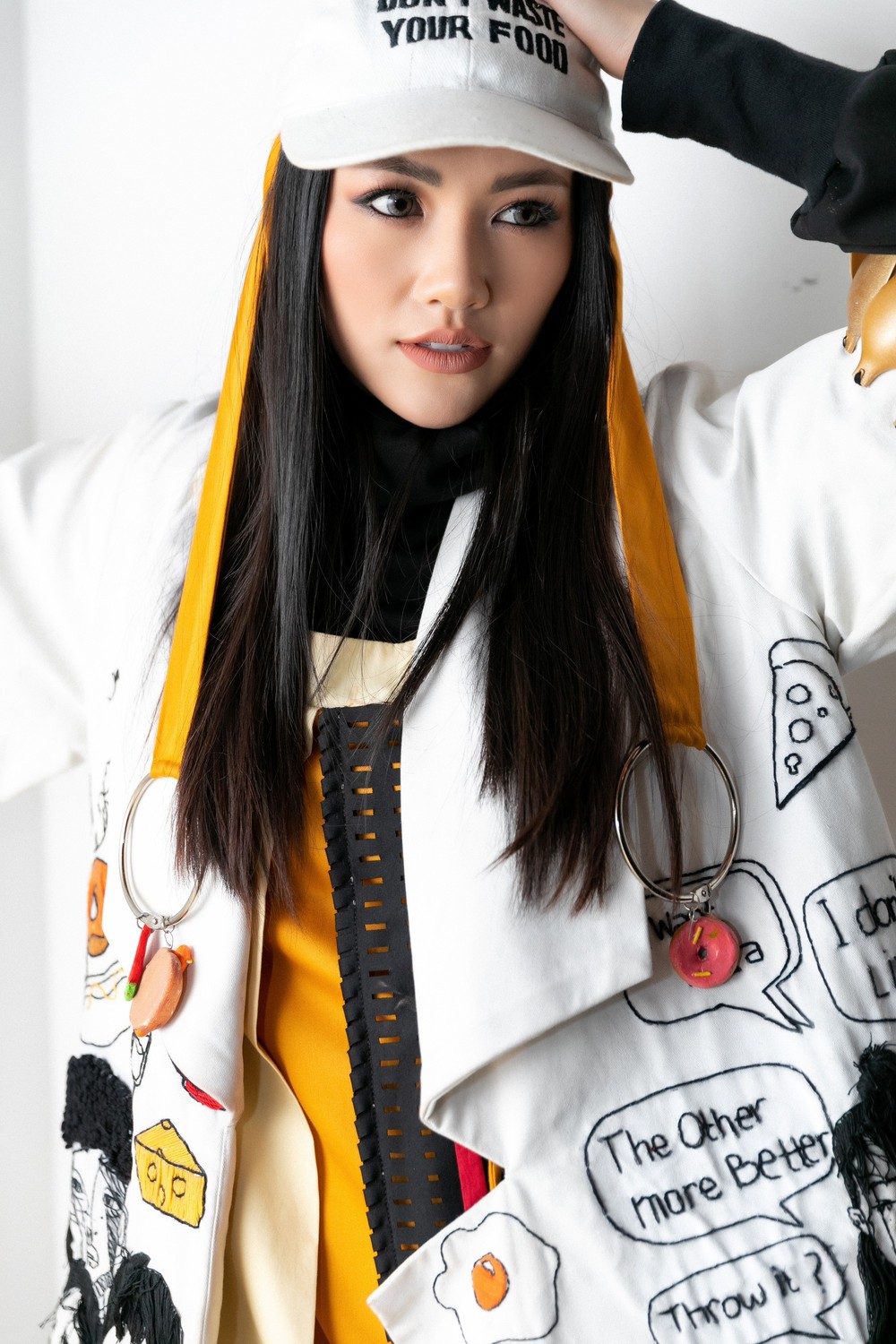 Hoa hậu Trái đất Phương Khánh xuất hiện xinh đẹp, cá tính khi làm vedette - Ảnh 9.
