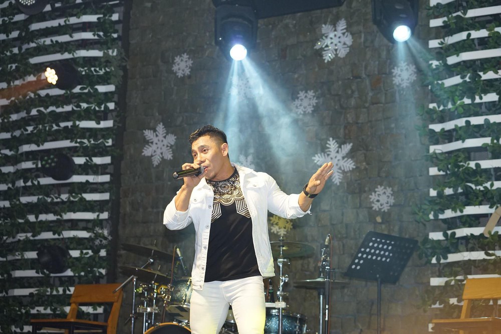 Lực sĩ Phạm Văn Mách hội ngộ dàn ca sĩ trẻ trong đêm nhạc của nhạc sĩ Giao Tiên - Ảnh 3.