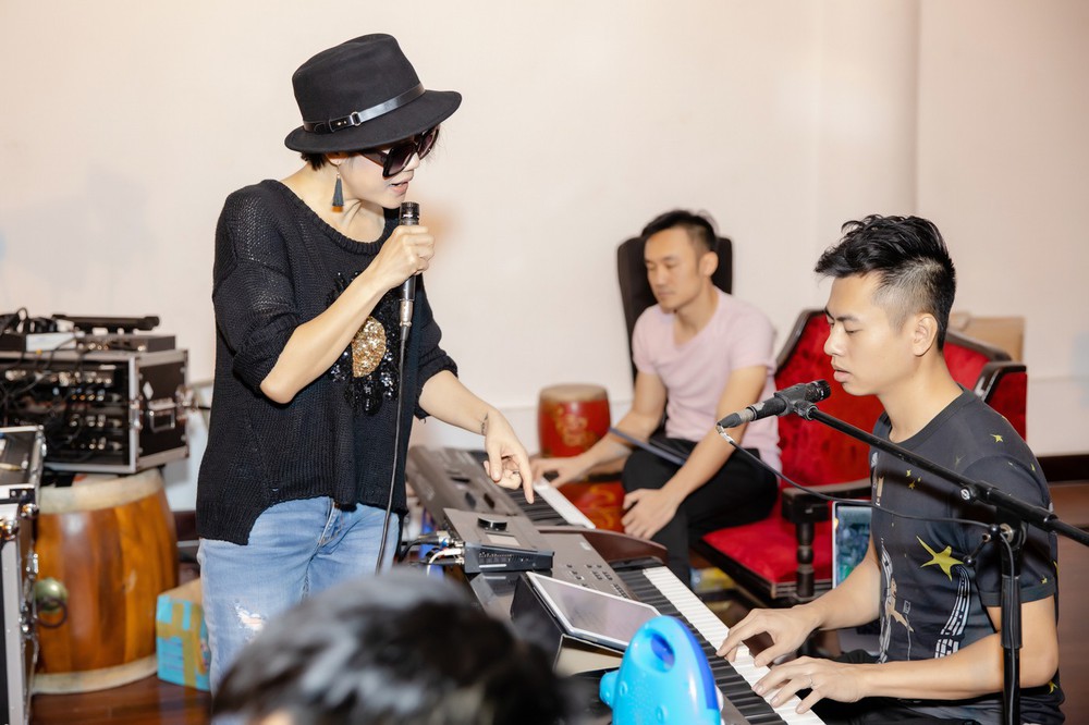 Ca sĩ Thu Phương mặc giản dị vẫn nổi bật trên đường phố Hà Nội - Ảnh 5.