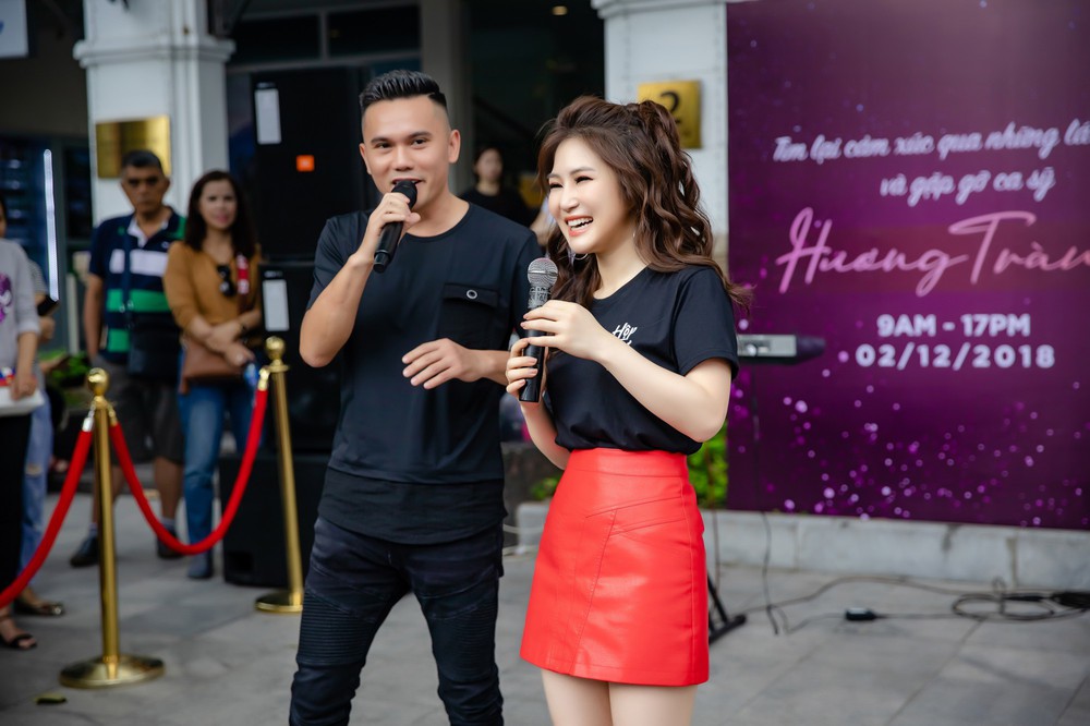 Hương Tràm ôm fan, bật khóc trên phố đi bộ Hà Nội - Ảnh 12.