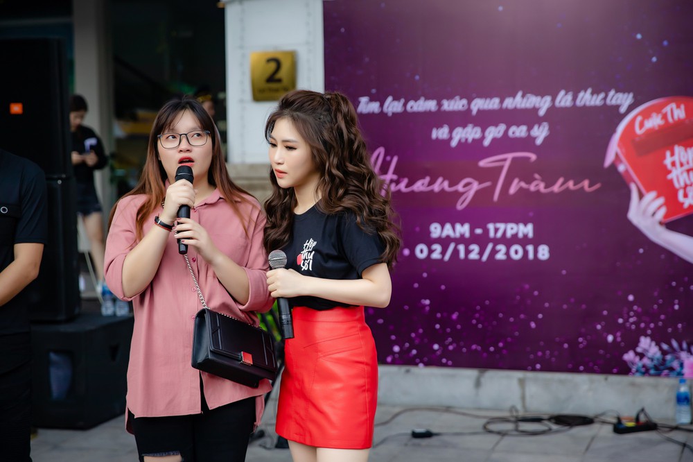 Hương Tràm ôm fan, bật khóc trên phố đi bộ Hà Nội - Ảnh 6.