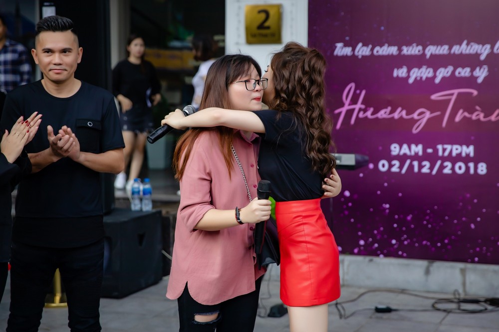 Hương Tràm ôm fan, bật khóc trên phố đi bộ Hà Nội - Ảnh 7.