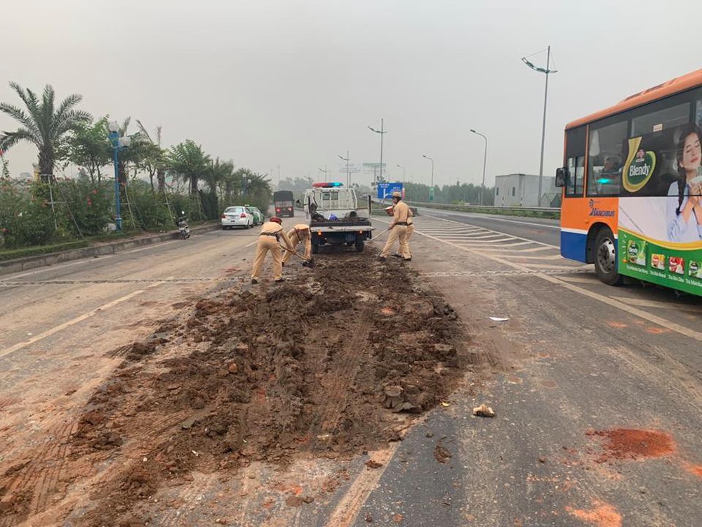 Hà Nội: CSGT xúc đất đổ vương vãi khắp mặt đường lên xe chuyên dụng sau tai nạn liên hoàn - Ảnh 1.