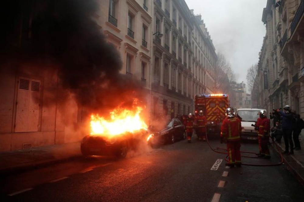 Paris của Pháp tiếp tục hỗn loạn trong đợt biểu tình thứ 4 - Ảnh 11.
