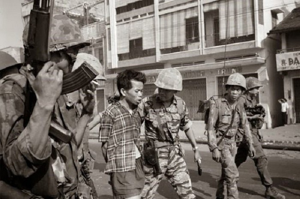 Đi tìm tung tích chiến sỹ biệt động bị Nguyễn Ngọc Loan bắn giữa phố trong bức ảnh gây sốc thế giới - Ảnh 1.