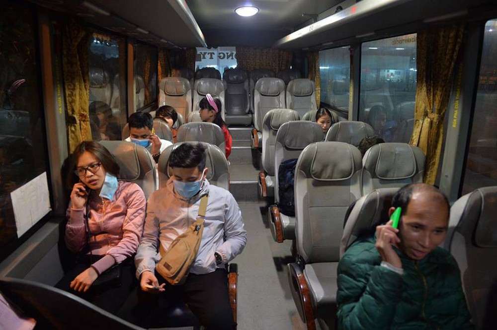 2 chuyến xe cuối cùng rời khỏi bến Giáp Bát chở hàng chục hành khách về quê ăn Tết - Ảnh 5.