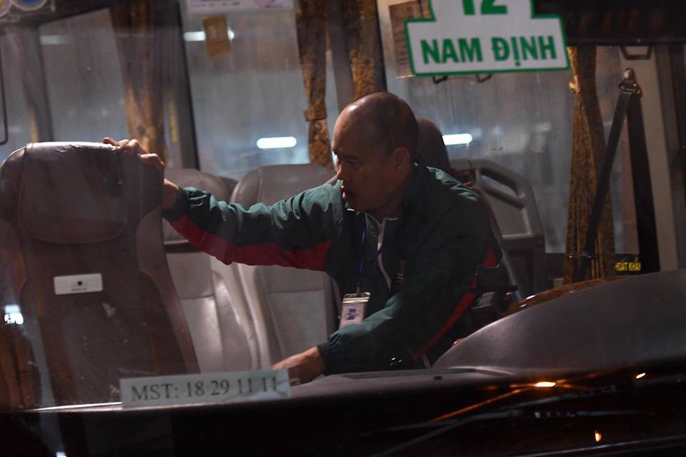 2 chuyến xe cuối cùng rời khỏi bến Giáp Bát chở hàng chục hành khách về quê ăn Tết - Ảnh 7.
