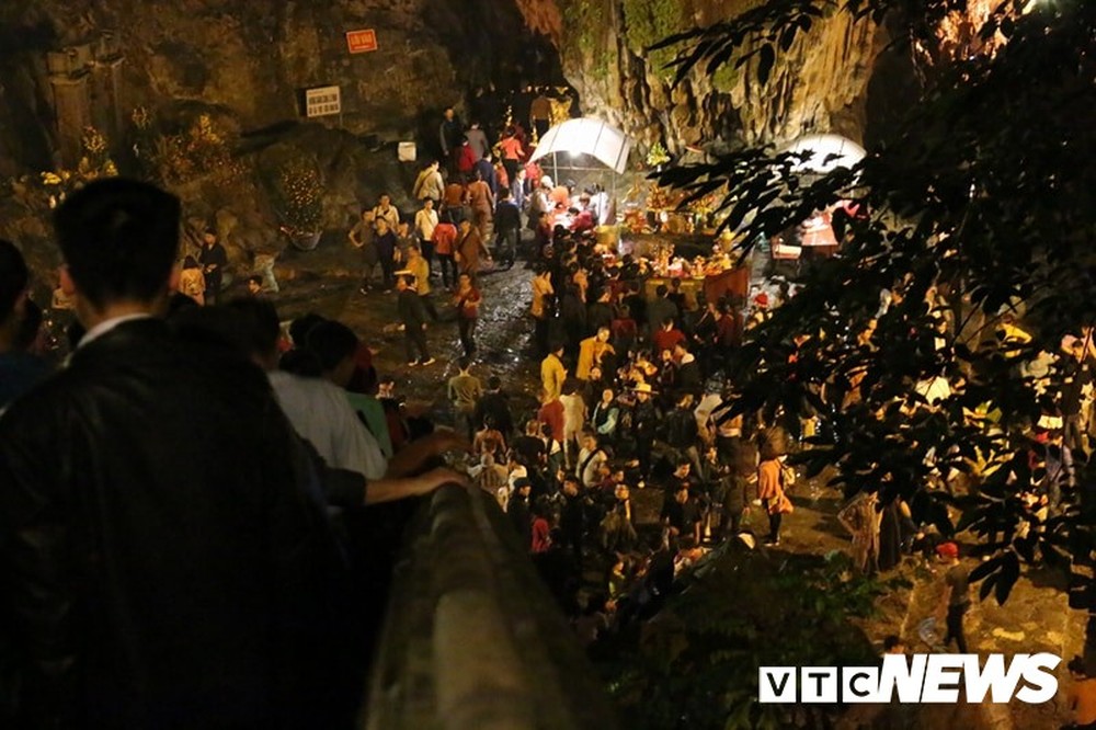 Du khách ùn ùn đổ về chùa Hương từ mờ sáng trong ngày khai hội - Ảnh 14.