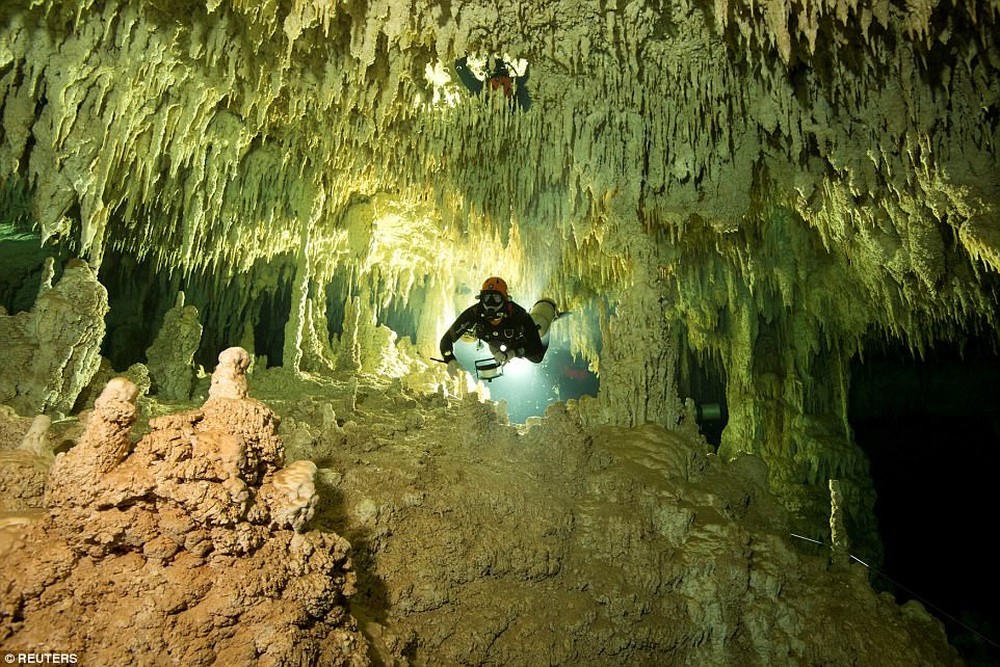Lặn xuống hang động lớn nhất thế giới, phát hiện thế giới bí ẩn của người Maya - Ảnh 1.