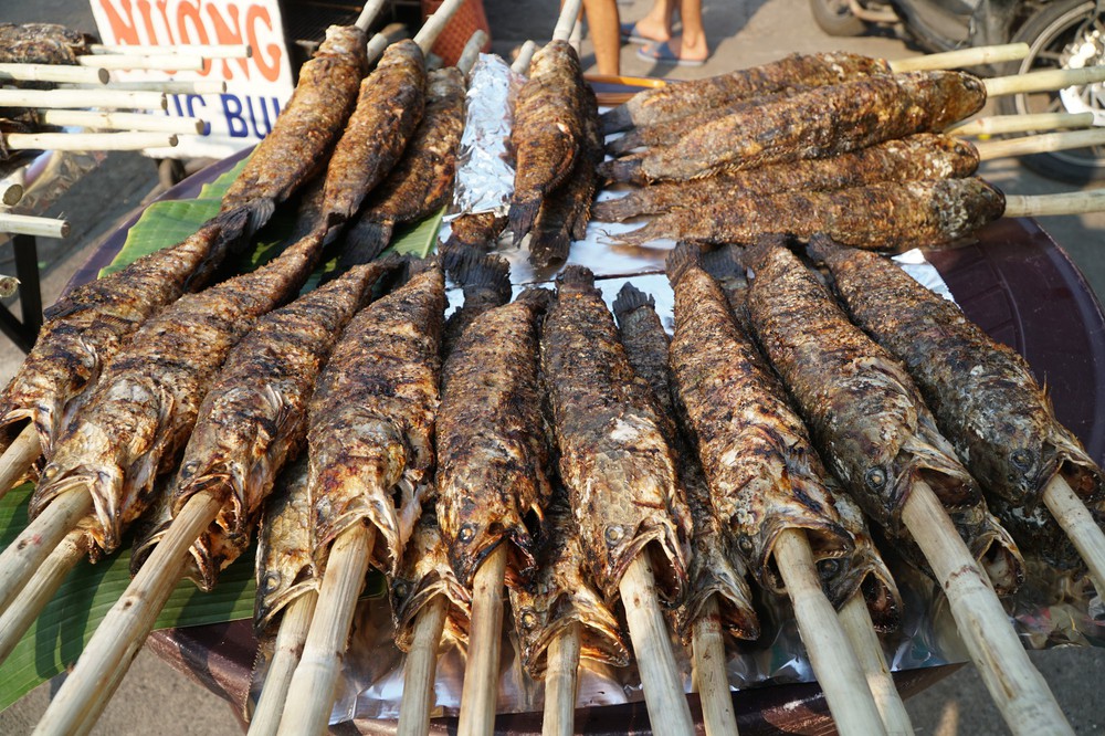 Người dân Sài Gòn đổ xô đi mua hàng nghìn con cá lóc nướng cúng vía Thần Tài - Ảnh 8.