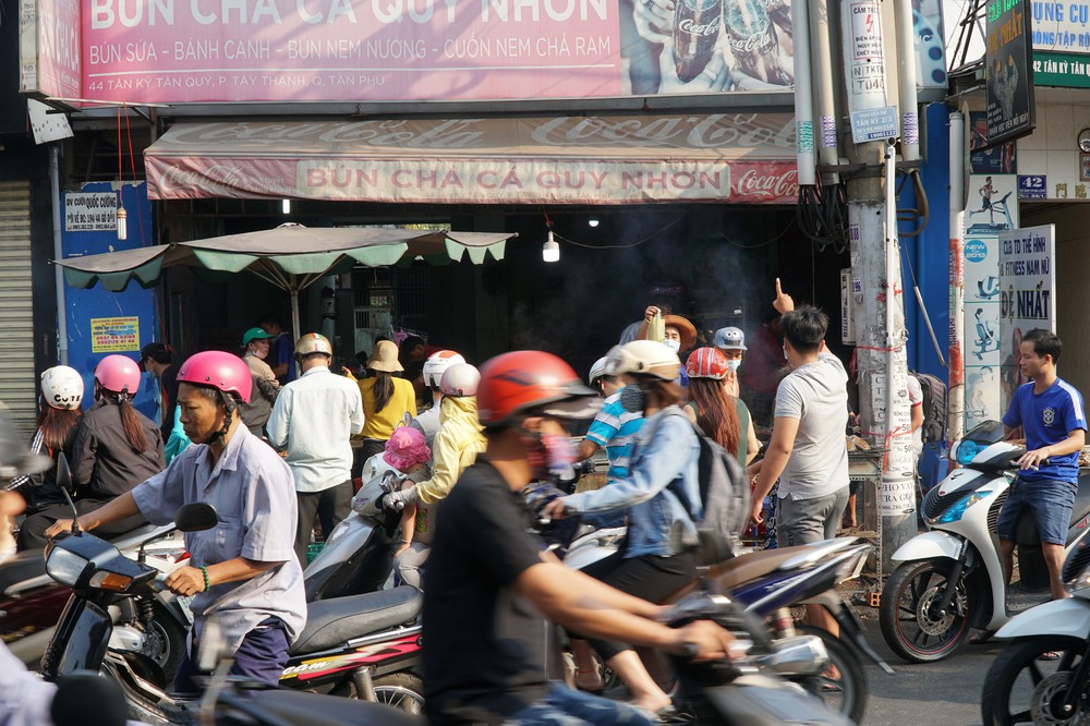 Người dân Sài Gòn đổ xô đi mua hàng nghìn con cá lóc nướng cúng vía Thần Tài - Ảnh 1.