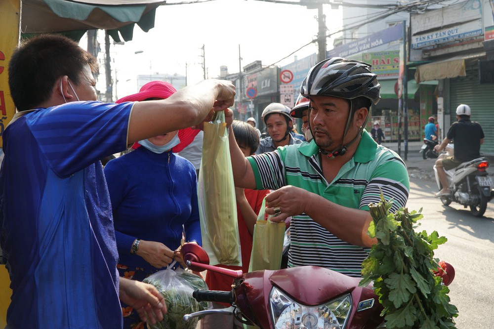 Người dân Sài Gòn đổ xô đi mua hàng nghìn con cá lóc nướng cúng vía Thần Tài - Ảnh 13.
