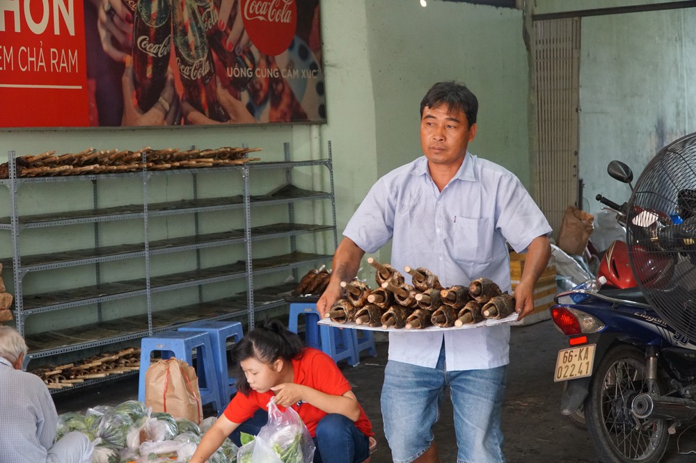 Người dân Sài Gòn đổ xô đi mua hàng nghìn con cá lóc nướng cúng vía Thần Tài - Ảnh 3.