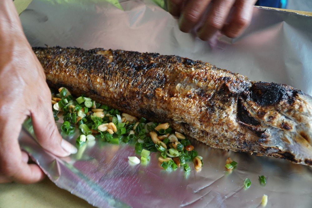 Người dân Sài Gòn đổ xô đi mua hàng nghìn con cá lóc nướng cúng vía Thần Tài - Ảnh 11.