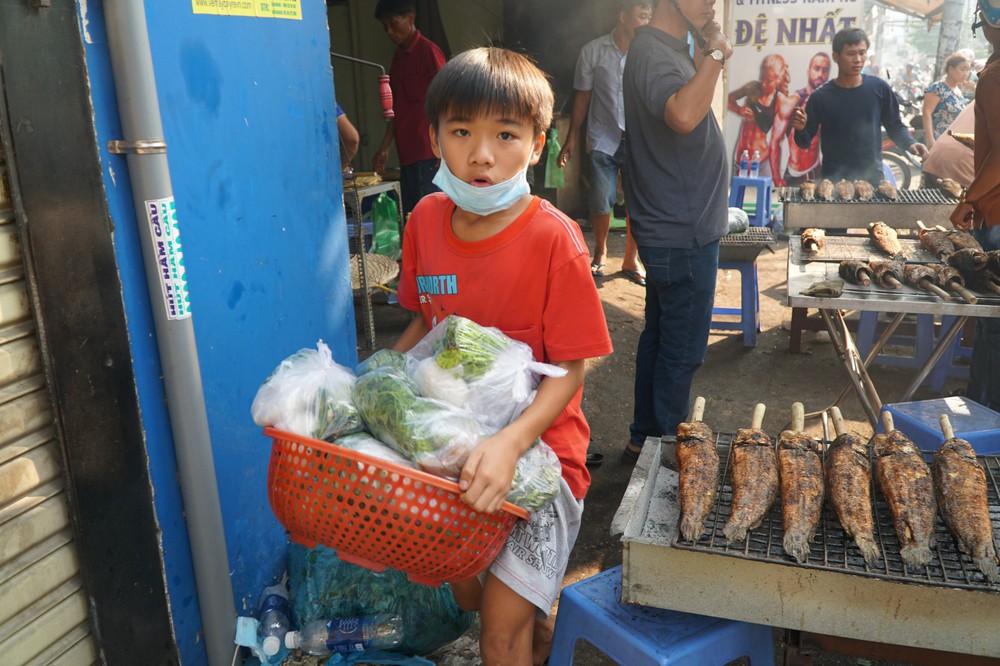 Người dân Sài Gòn đổ xô đi mua hàng nghìn con cá lóc nướng cúng vía Thần Tài - Ảnh 7.