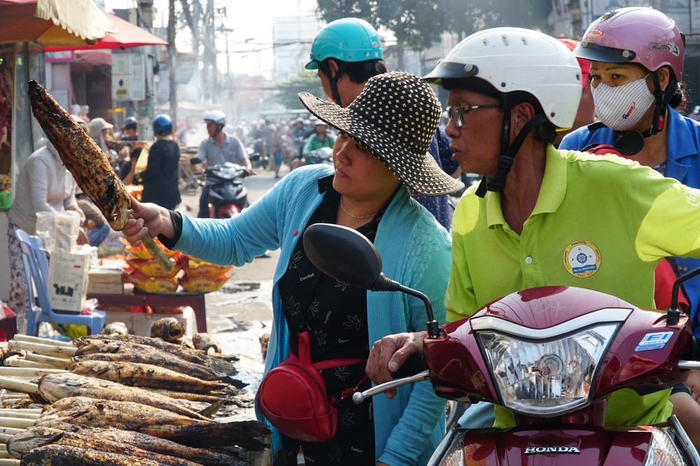 Người dân Sài Gòn đổ xô đi mua hàng nghìn con cá lóc nướng cúng vía Thần Tài - Ảnh 2.