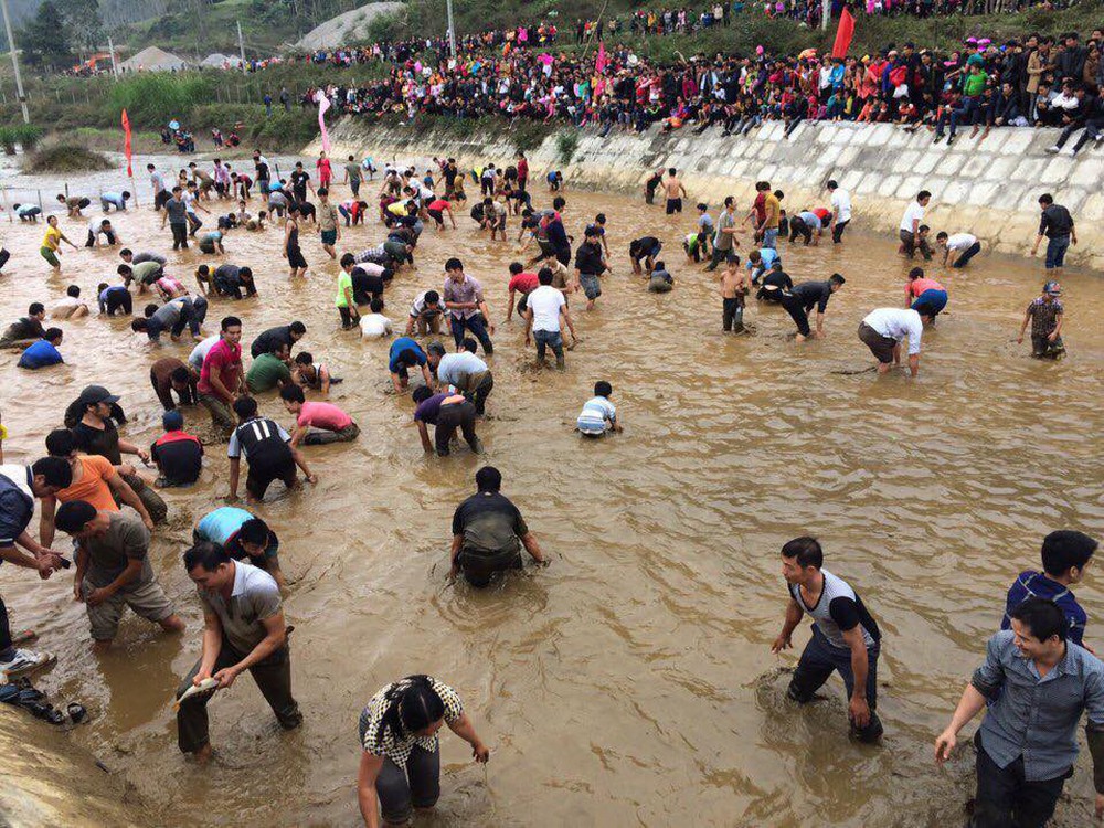 Gần nửa tấn cá đổ xuống hồ, hàng trăm người tranh nhau bắt, nhét đầy túi quần - Ảnh 4.