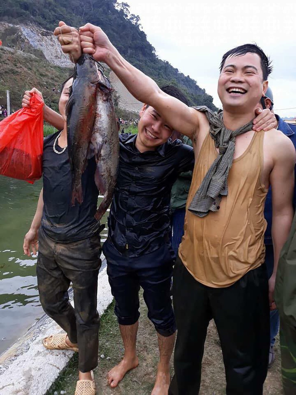 Gần nửa tấn cá đổ xuống hồ, hàng trăm người tranh nhau bắt, nhét đầy túi quần - Ảnh 7.