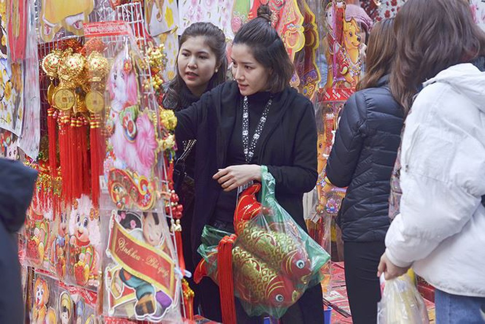 Người dân Hà Nội chen chân mua đồ ông Công ông Táo - Ảnh 2.
