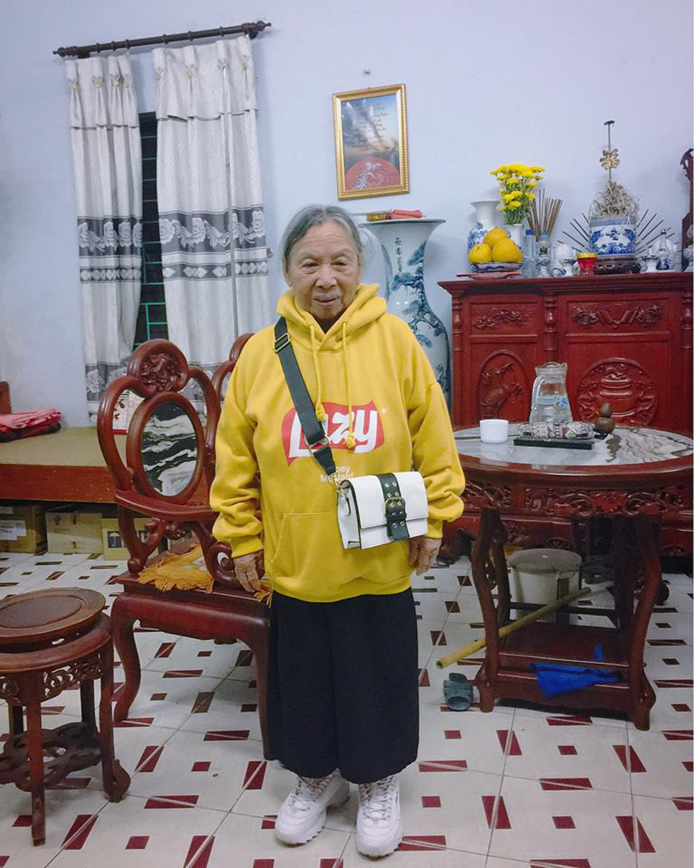 Mặc áo hoodie vàng, mang giày FILA, bà nội 87 tuổi bỏ xa lớp trẻ vì độ sành điệu - Ảnh 3.