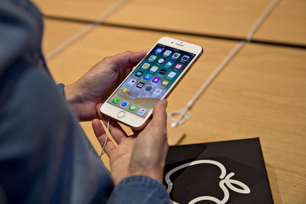 Bộ ba iPhone 2018 sẽ ra mắt cuối năm: iPhone vàng sang chảnh, iPhone 2 SIM và iPhone giá rẻ cho sinh viên - Ảnh 3.