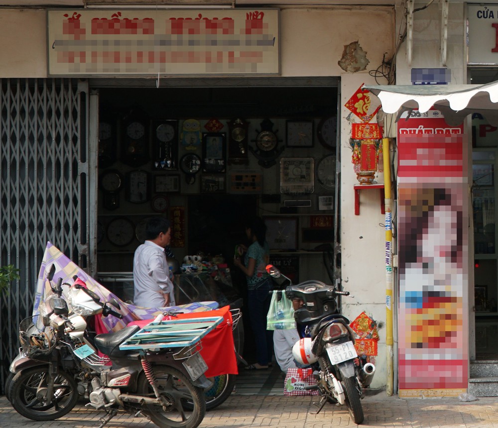 Người hùng” lao đến vật ngã kẻ dùng kính đâm vào cổ nữ chủ tiệm ở Sài Gòn - Ảnh 1.