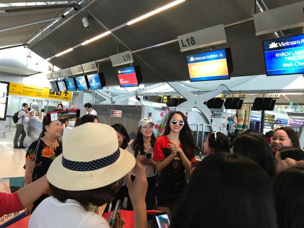 Clip: Fan vây xin chụp ảnh khi bắt gặp Hương Giang tại sân bay Thái trước khi lên đường về nước - Ảnh 3.