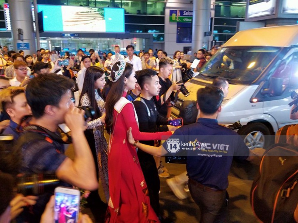 Clip: Hương Giang diện áo dài đỏ rực rỡ, được truyền thông và người hâm mộ vây kín khi về đến Việt Nam - Ảnh 2.