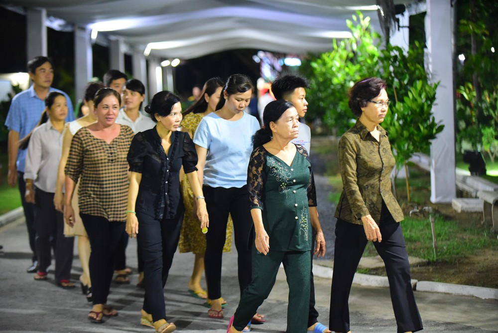 Người dân vượt đường xa đến viếng nguyên Thủ tướng Phan Văn Khải trong đêm - Ảnh 1.