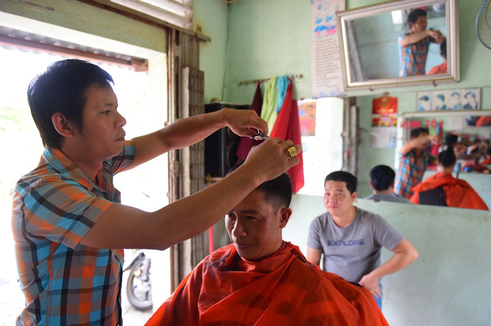 Cận cảnh tiệm cắt tóc bình dân ở Củ Chi hay đón vị khách đặc biệt - bác Sáu Khải - Ảnh 4.