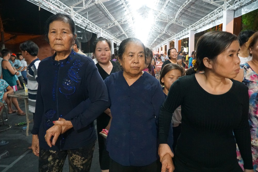 Hàng nghìn người dân đứng bên đường đưa tiễn linh cữu nguyên Thủ tướng Phan Văn Khải - Ảnh 8.
