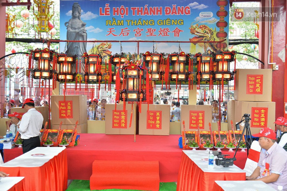 Chiếc lồng đèn trong lễ hội chùa Bà Thiên Hậu Bình Dương được đấu giá 2,5 tỷ đồng - Ảnh 1.
