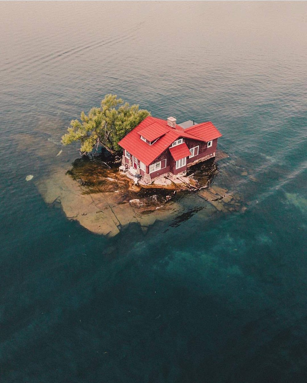 Chỉ đủ chỗ cho đúng một ngôi nhà nhỏ và một cái cây, hòn đảo đáng yêu này chính là nơi ẩn náu tuyệt vời cho những ai thích yên tĩnh - Ảnh 3.