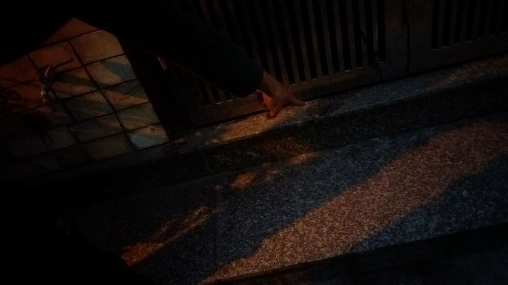 Nữ giáo viên bị chồng cũ tạt axit khắp cơ thể ngay trước mặt con - Ảnh 1.
