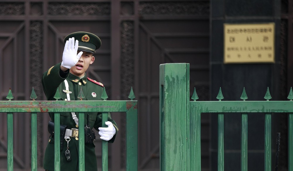 Đoàn xe nghi chở ông Kim Jong Un qua Thiên An Môn, dân Bắc Kinh vẫn chưa hiểu chuyện gì - Ảnh 1.