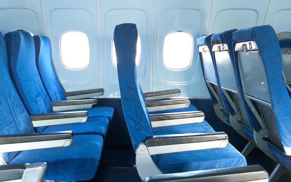 Tại sao phần lớn ghế máy bay có màu xanh? Câu trả lời khiến nhiều người bất ngờ - Ảnh 1.